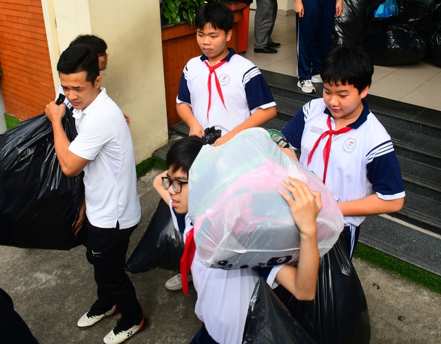 Trường THCS Lê Văn Tám hướng về đồng bào vùng lũ - Ảnh 4. Trường THCS Lê Văn Tám hướng về đồng bào vùng lũ - Ảnh 3.