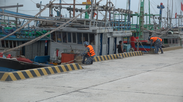 Vietnam military deploys over 267,000 troops, helicopters, vehicles in preparation for storm Koto- Ảnh 2.