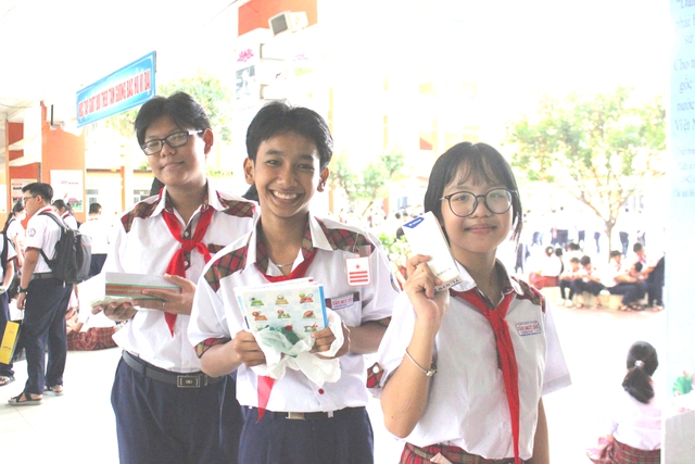 Học trò Trường THCS Tân Quý Tây cùng đóng góp Nụ cười hồng- Ảnh 3. Học trò Trường THCS Tân Quý Tây cùng đóng góp Nụ cười hồng- Ảnh 3.