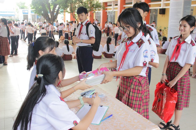 Học trò Trường THCS Tân Quý Tây cùng đóng góp Nụ cười hồng- Ảnh 1. Học trò Trường THCS Tân Quý Tây cùng đóng góp Nụ cười hồng- Ảnh 1.