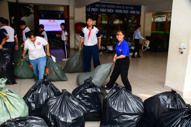 Trường THCS Lê Văn Tám hướng về đồng bào vùng lũ - Ảnh 5. Trường THCS Lê Văn Tám hướng về đồng bào vùng lũ - Ảnh 4.