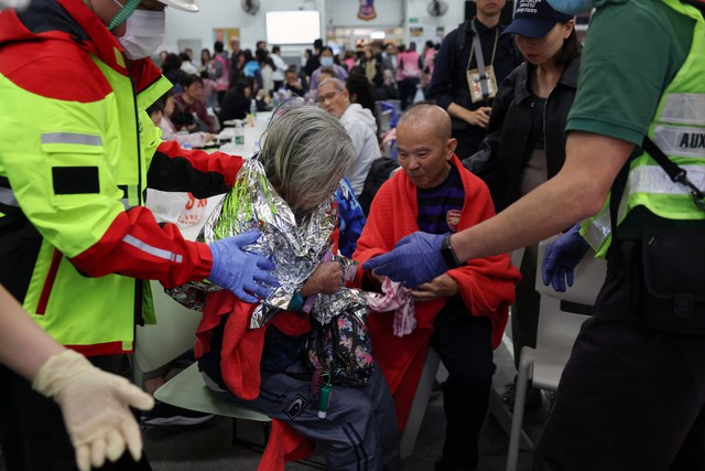 Hong Kong nears end of search and rescue mission as tower fire toll rises to 94- Ảnh 2.