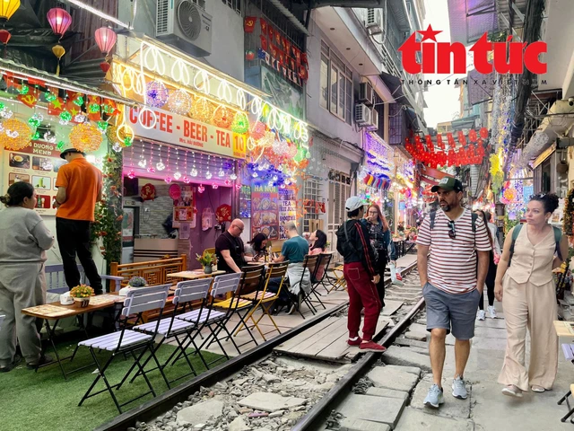 Hanoi’s ‘train street’ cafés resume operations days after police sweep: media- Ảnh 2. Hanoi’s ‘train street’ cafés resume operations days after police sweep: media- Ảnh 2.