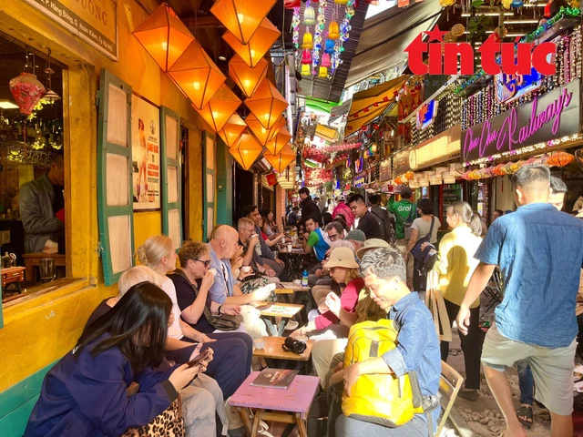 Hanoi’s ‘train street’ cafés resume operations days after police sweep: media- Ảnh 1. Hanoi’s ‘train street’ cafés resume operations days after police sweep: media- Ảnh 1.