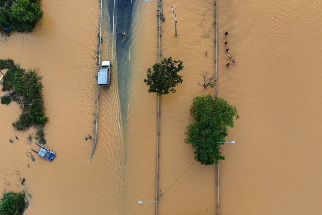 Thailand shifts gear in flood evacuation; Indonesia death toll climbs to 61- Ảnh 1.
