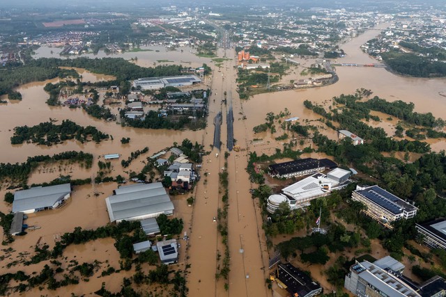 Thailand shifts gear in flood evacuation; Indonesia death toll climbs to 61- Ảnh 2.