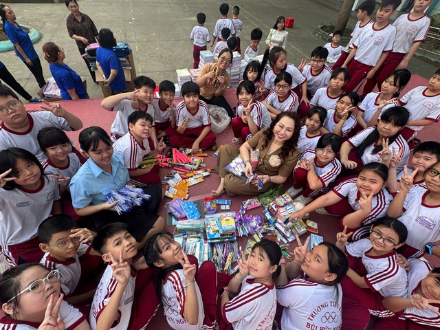 Trường tiểu học Bùi Hữu Nghĩa gửi nắng ấm đến học trò miền Trung- Ảnh 1.