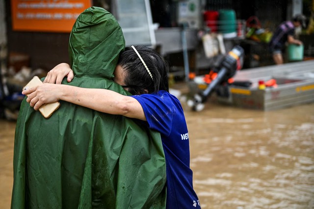 Thailand shifts gear in flood evacuation; Indonesia death toll climbs to 61- Ảnh 3.