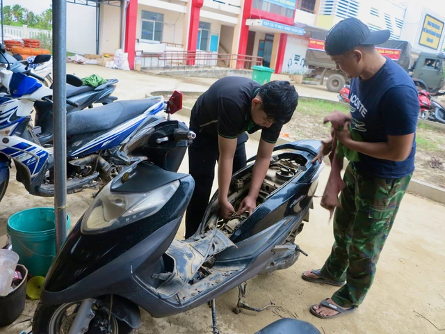 People helping people: Free services aid disaster recovery in south-central Vietnam- Ảnh 2.