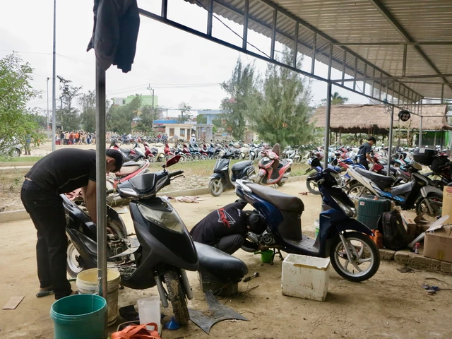 People helping people: Free services aid disaster recovery in south-central Vietnam- Ảnh 1.