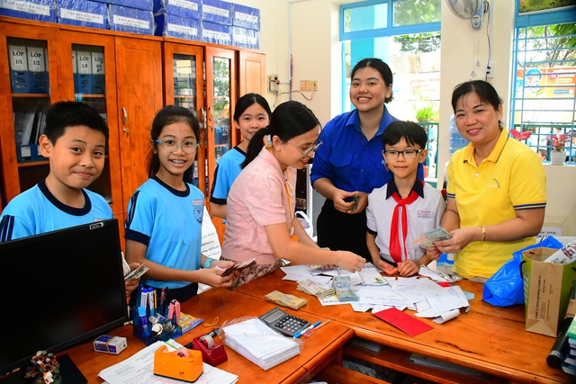 Các trường học sôi động chương trình "Nụ cười hồng - Cùng bạn đến trường"- Ảnh 1.