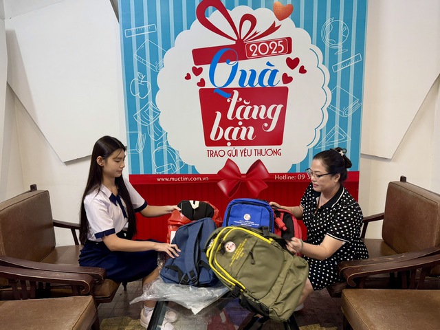 Những chiếc balo gửi trao điều may mắn đến học trò miền Trung - Ảnh 2.