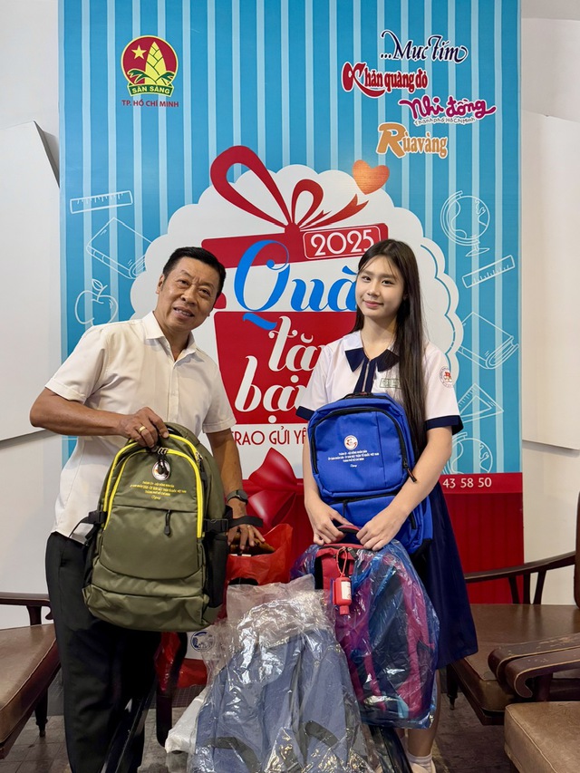 Những chiếc balo gửi trao điều may mắn đến học trò miền Trung - Ảnh 3.