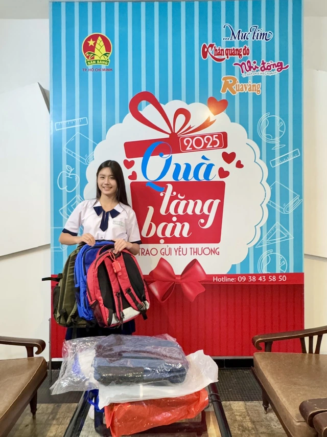 Những chiếc balo gửi trao điều may mắn đến học trò miền Trung - Ảnh 1.