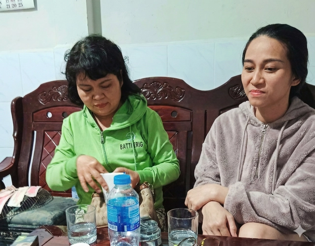 Gold swept away by floodwaters returned to rightful owners in south-central Vietnam  - Ảnh 1.