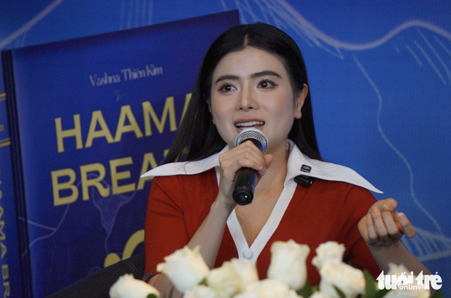 Young Vietnamese author chronicles Himalayan journey after cancer surgery  - Ảnh 1.