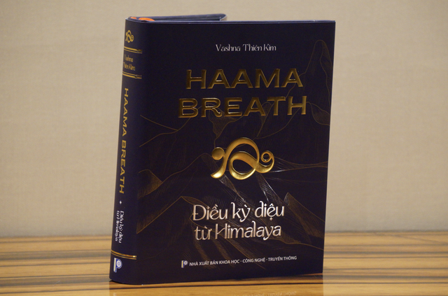 Young Vietnamese author chronicles Himalayan journey after cancer surgery  - Ảnh 2.