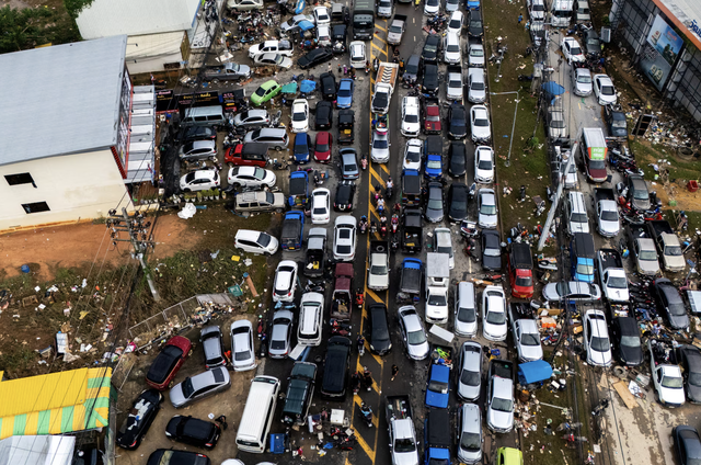 Rescuers step up recovery operations as Southeast Asia flood deaths reach 321
- Ảnh 2.
