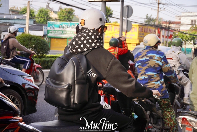 Thời tiết se lạnh, bạn trẻ TP.HCM, Đồng Nai xuống đường tận hưởng không khí- Ảnh 14. Thời tiết se lạnh, bạn trẻ TP.HCM, Đồng Nai xuống đường tận hưởng không khí- Ảnh 14.