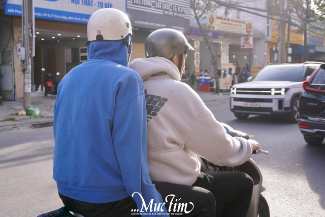 Thời tiết se lạnh, bạn trẻ TP.HCM, Đồng Nai xuống đường tận hưởng không khí- Ảnh 15. Thời tiết se lạnh, bạn trẻ TP.HCM, Đồng Nai xuống đường tận hưởng không khí- Ảnh 15.