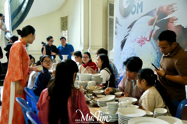 Bạn trẻ háo hức trải nghiệm trang trí gốm tại Bảo tàng TP.HCM - Ảnh 1.