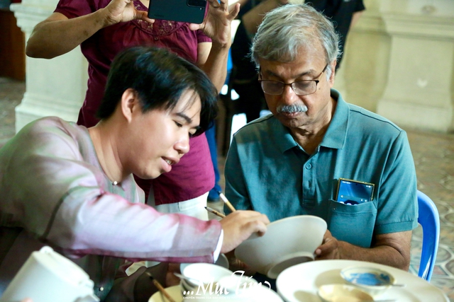 Bạn trẻ háo hức trải nghiệm trang trí gốm tại Bảo tàng TP.HCM - Ảnh 9.