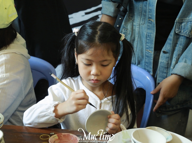 Bạn trẻ háo hức trải nghiệm trang trí gốm tại Bảo tàng TP.HCM - Ảnh 4.