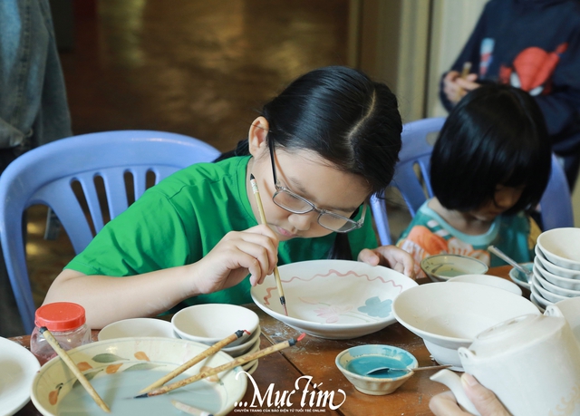 Bạn trẻ háo hức trải nghiệm trang trí gốm tại Bảo tàng TP.HCM - Ảnh 5.