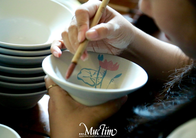 Bạn trẻ háo hức trải nghiệm trang trí gốm tại Bảo tàng TP.HCM - Ảnh 6.