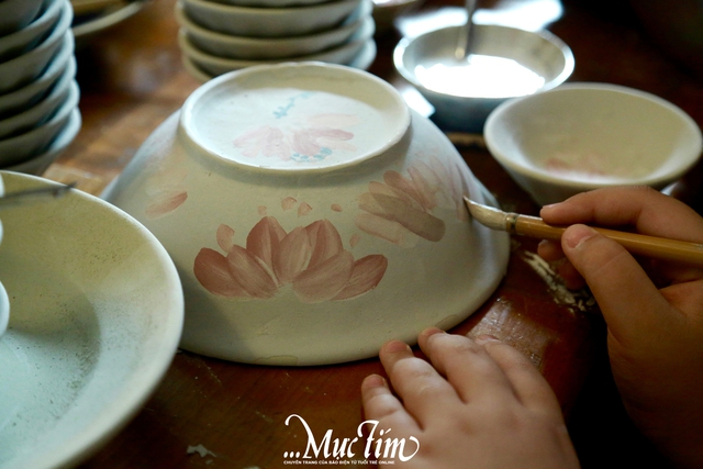 Bạn trẻ háo hức trải nghiệm trang trí gốm tại Bảo tàng TP.HCM - Ảnh 7.