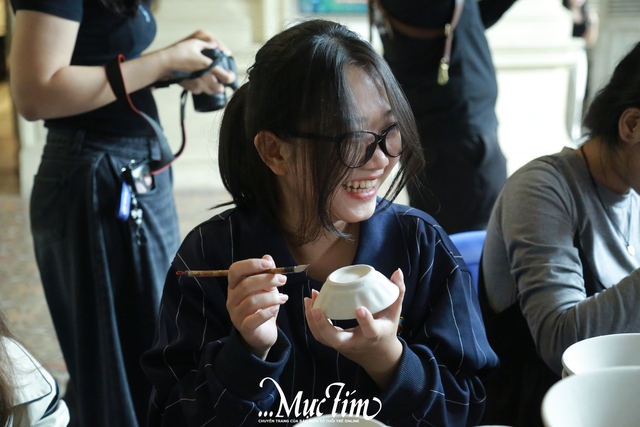 Bạn trẻ háo hức trải nghiệm trang trí gốm tại Bảo tàng TP.HCM - Ảnh 8.