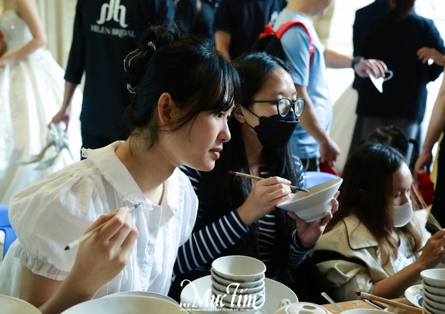 Bạn trẻ háo hức trải nghiệm trang trí gốm tại Bảo tàng TP.HCM - Ảnh 10.