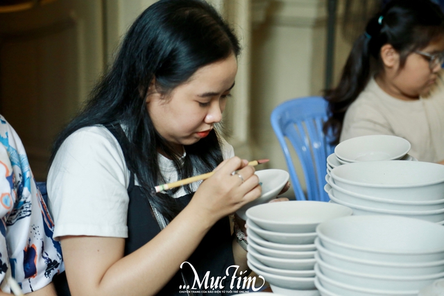 Bạn trẻ háo hức trải nghiệm trang trí gốm tại Bảo tàng TP.HCM - Ảnh 11.