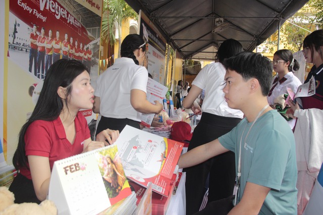 Vietnam’s 2026 salaries set to surge, AI professionals seen gaining up to 25%: survey  - Ảnh 1.