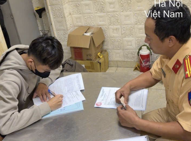 Motorbike taxi driver fined for carrying 4 passengers in Hanoi
- Ảnh 1.