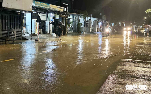 Floodwaters rise again on rivers in flood-ravaged Da Nang- Ảnh 1.