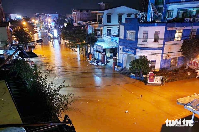 Floodwaters rise again on rivers in flood-ravaged Da Nang- Ảnh 3.