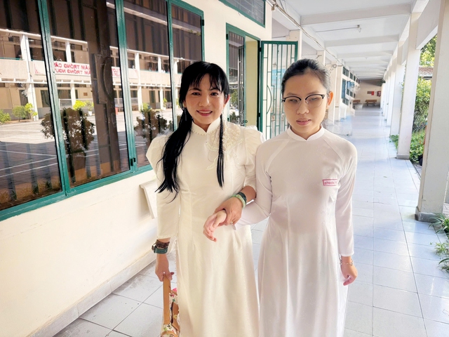 Khó đi, cô dẫn con đi - Ảnh 1.