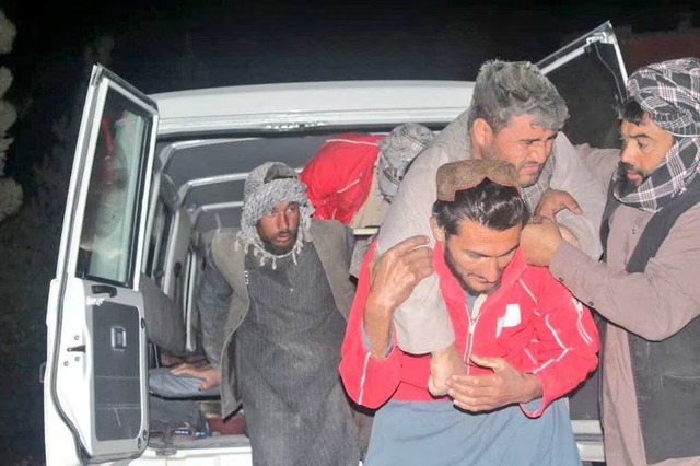 Powerful 6.3 quake kills at least 20 in Afghanistan, hundreds injured- Ảnh 2. Powerful 6.3 quake kills at least 20 in Afghanistan, hundreds injured- Ảnh 2.