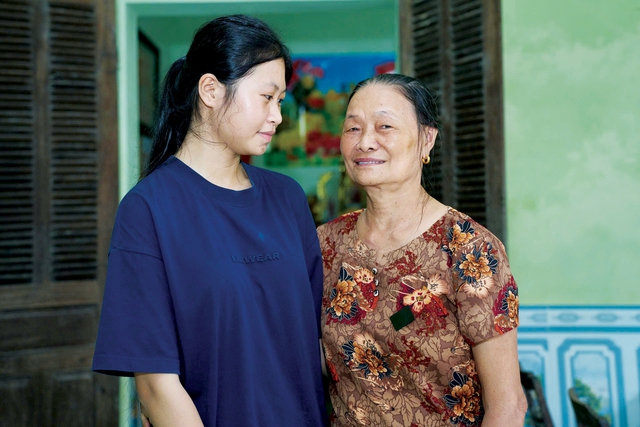 Làm nhiều việc để được đến trường - Ảnh 1.