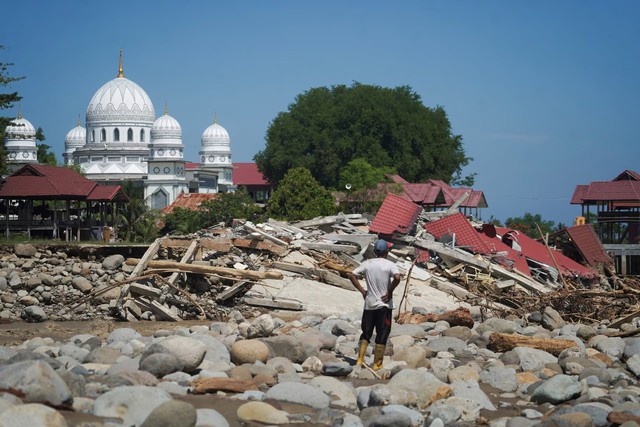 Indonesia flood death toll climbs to 303 amid cyclone devastation, disaster agency says - Ảnh 1.