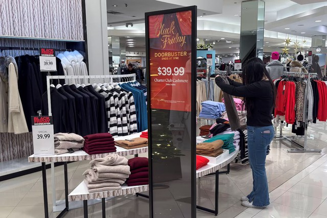 AI helps drive record $11.8 billion in Black Friday online spending - Ảnh 1.