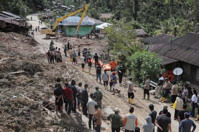 Indonesia flood death toll climbs to 303 amid cyclone devastation, disaster agency says - Ảnh 3.
