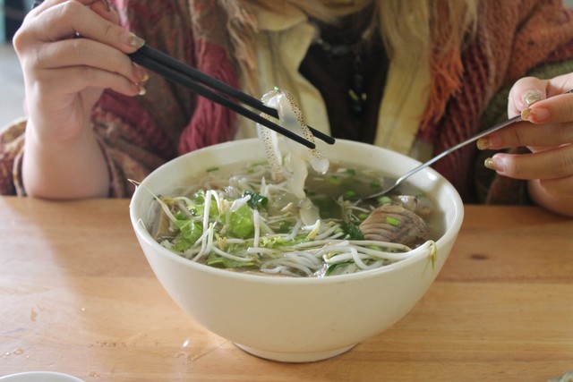 Ho Chi Minh City eatery evokes hometown memories with bowls of 'bun ca Nha Trang' - Ảnh 3. Ho Chi Minh City eatery evokes hometown memories with bowls of 'bun ca Nha Trang' - Ảnh 3.