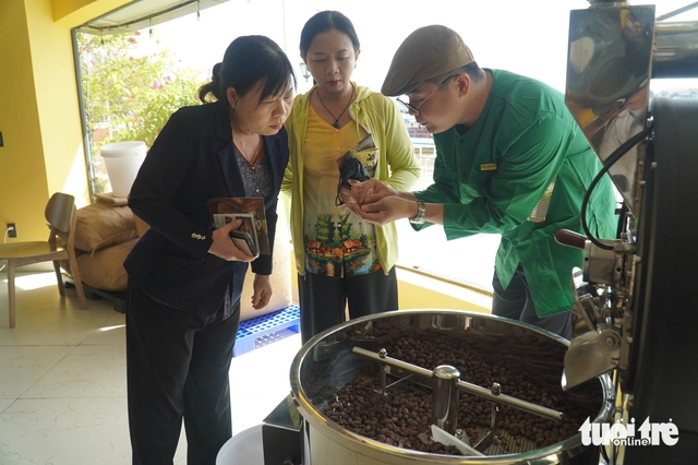 Visitors experience chocolate-making in southern Vietnam - Ảnh 2.