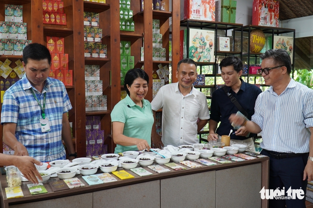 Visitors experience chocolate-making in southern Vietnam - Ảnh 4.