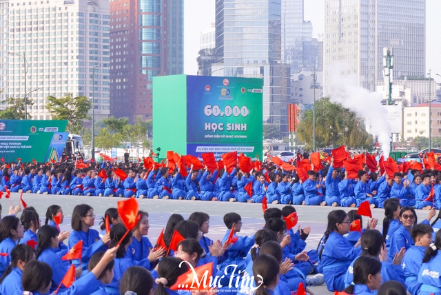 Đồng diễn võ nhạc Vovinam xác lập kỷ lục kép: lan tỏa tinh thần rèn luyện cho học sinh TP.HCM- Ảnh 5. Đồng diễn võ nhạc Vovinam xác lập kỷ lục kép: lan tỏa tinh thần rèn luyện cho học sinh TP.HCM- Ảnh 5.