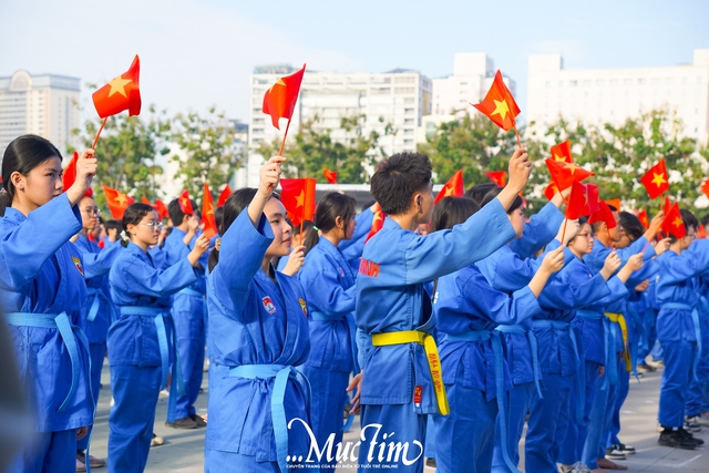 Đồng diễn võ nhạc Vovinam xác lập kỷ lục kép: lan tỏa tinh thần rèn luyện cho học sinh TP.HCM- Ảnh 4. Đồng diễn võ nhạc Vovinam xác lập kỷ lục kép: lan tỏa tinh thần rèn luyện cho học sinh TP.HCM- Ảnh 4.