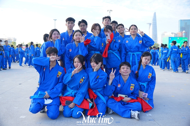 Đồng diễn võ nhạc Vovinam xác lập kỷ lục kép: lan tỏa tinh thần rèn luyện cho học sinh TP.HCM- Ảnh 10. Đồng diễn võ nhạc Vovinam xác lập kỷ lục kép: lan tỏa tinh thần rèn luyện cho học sinh TP.HCM- Ảnh 10.