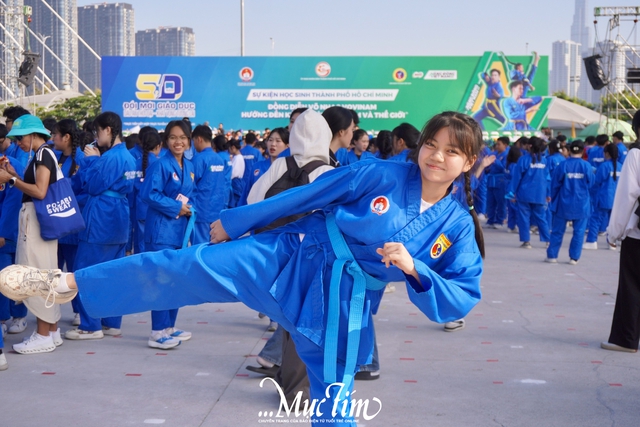 Đồng diễn võ nhạc Vovinam xác lập kỷ lục kép: lan tỏa tinh thần rèn luyện cho học sinh TP.HCM- Ảnh 8. Đồng diễn võ nhạc Vovinam xác lập kỷ lục kép: lan tỏa tinh thần rèn luyện cho học sinh TP.HCM- Ảnh 8.